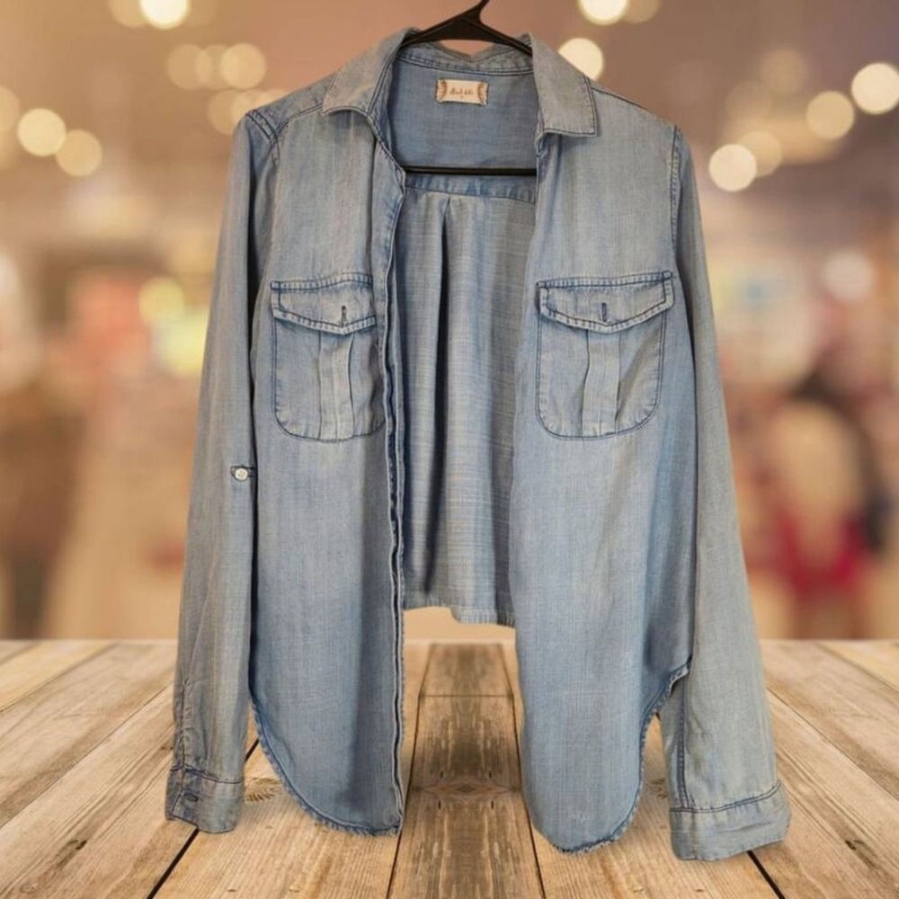 Altard State Light Wash Denim Button Up Shirt Cropped Raw Hem Womens‎ Size S